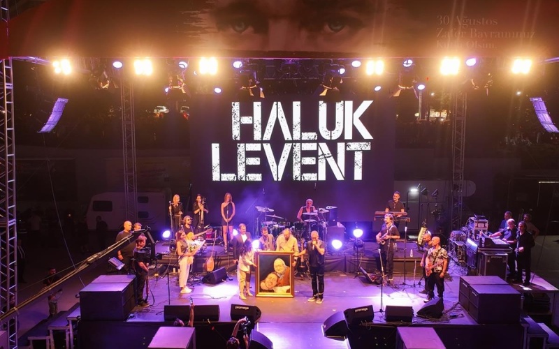 ETİMESGUT BELEDİYESİ VAROLUŞ ZAFERİNİN 102. YIL DÖNÜMÜNÜ BİSİKLET TURU VE HALUK LEVENT KONSERİ İLE TAÇLANDIRDI