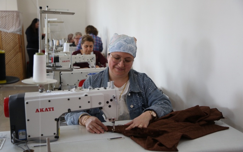 ETİMESGUT BELEDİYESİ KURSİYERLERİNDEN İHTİYAÇ SAHİBİ ÇOCUKLAR İÇİN KIYAFET ÜRETİMİ