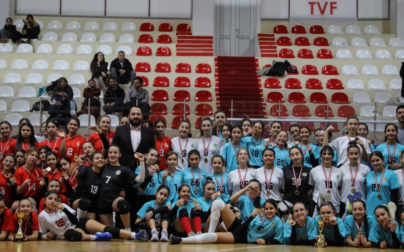 ETİMESGUT BELEDİYESİ VOLEYBOL TURNUVASINDA ÖDÜLLER SAHİPLERİNİ BULDU