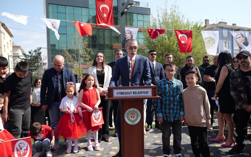 ETİMESGUT BELEDİYE BAŞKANI ERDAL BEŞİKCİOĞLU’NDAN 23 NİSAN’DA ANLAMLI TÖREN