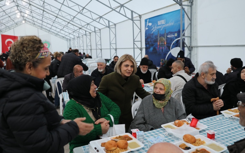 ETİMESGUT BELEDİYESİ BAŞKAN YARDIMCILARI VE BİRİM MÜDÜRLERİ VATANDAŞLARLA İFTAR SOFRASINDA BULUŞTU