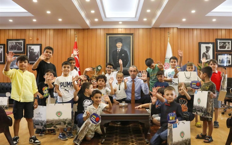 ÇOCUKLARDAN BAŞKAN BEŞİKCİOĞLU´NA ZİYARET