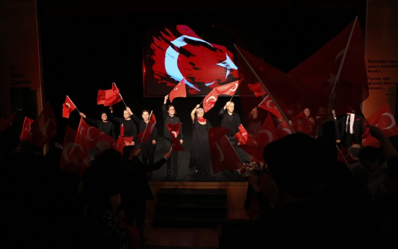 ŞU ÇILGIN TÜRKLER KORKUT ATA KONGRE VE KÜLTÜR MERKEZİ SAHNESİNDE