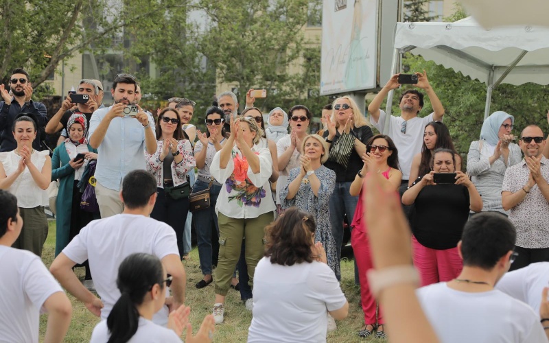 "EMEĞİN VE DAYANIŞMANIN ŞENLİĞİ: YARATAN KADINLAR KARUM’DA IŞIK SAÇTI!"