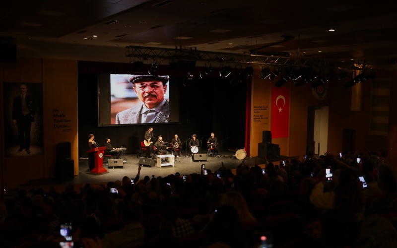 BOZKIRIN TEZENESİ NEŞET ERTAŞ TÜRKÜLERİ KONSERİ