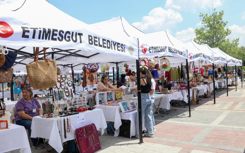 ETİMESGUT BELEDİYESİ KADIN EMEĞİ PAZARI, YENİ ÜRETİCİ KADINLARLA BİRLİKTE ATAKENT’TE VATANDAŞLARLA BULUŞTU