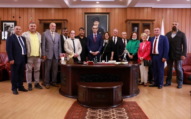 BAŞKAN BEŞİKCİOĞLU, (BİSAV) BAŞKANI YÜKSEL ÖZKALE VE VAKIF YÖNETİCİLERİ İLE BİR ARAYA GELDİ