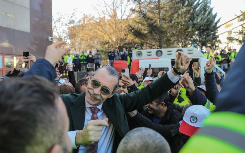BAŞKAN BEŞİKCİOĞLU’NDAN BELEDİYE EMEKÇİLERİNE %60’IN ÜZERİNDE ZAM MÜJDESİ!