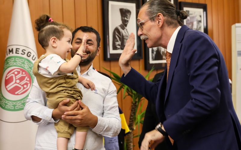 BAŞKAN BEŞİKCİOĞLU, SMA HASTASI EFRAİM BEBEK İÇİN SAHNEDEYDİ