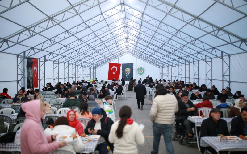 ETİMESGUT BELEDİYESİ TARAFINDAN KURULAN İFTAR ÇADIRLARI İLK GÜNDEN DOLDU