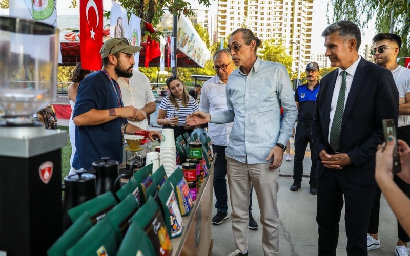 BAŞKAN BEŞİKCİOĞLU KAHVE SEVERLER İLE GÖKSU PARK´TA BULUŞTU