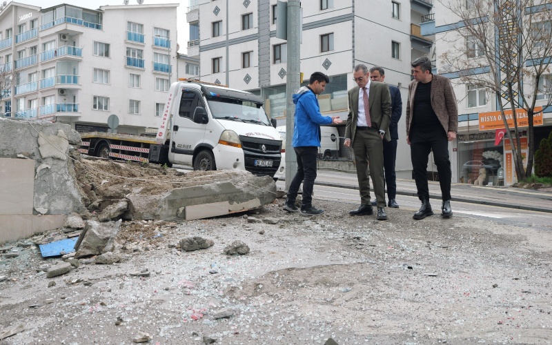 BAŞKAN ERDAL BEŞİKCİOĞLU, ETİMESGUT’TA YAŞANAN TRAFİK KAZASI YERİNDE İNCELEMEDE BULUNDU