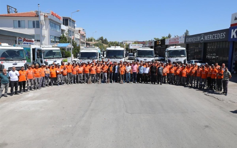 ETİMESGUT BELEDİYESİ ŞAŞMAZ OTO SANAYİ SİTESİNDE 200 KİŞİLİK HAFTASONU TEMİZLİĞİ GERÇEKLEŞTİRDİ
