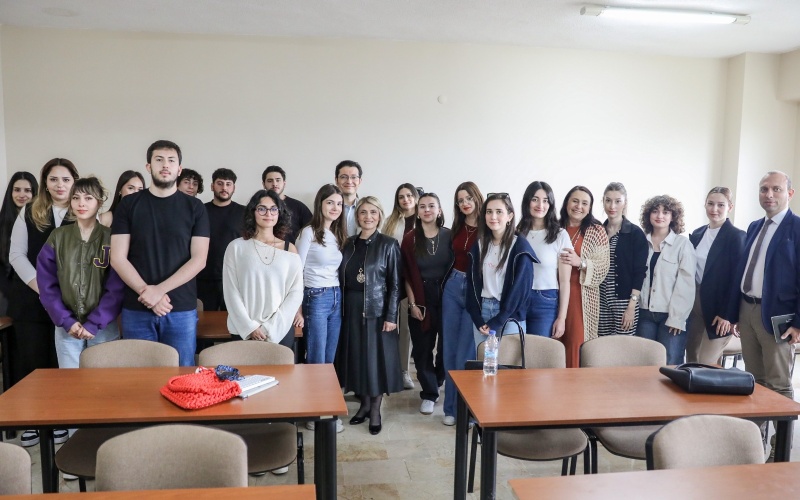 “KADIN HAREKETİ-KADININ SİYASETTEKİ YERİ” KONULU SUNUMDA ETİMESGUT BELEDİYE BAŞKAN YARDIMCISI EBRU KEYVAN’DAN DİKKAT ÇEKEN MESAJLAR