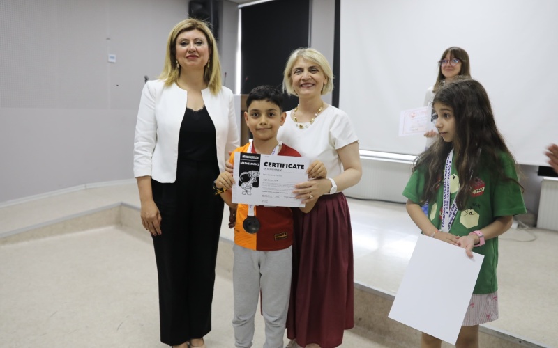 ETİMESGUT BELEDİYE BAŞKAN YARDIMCISI EBRU KEYVAN KOPERNİK MATEMATİK OLİMPİYATI’NDA TÜRKİYE’Yİ GURURLANDIRAN ÖĞRENCİLERE ÖDÜLLERİNİ TAKDİM ETTİ