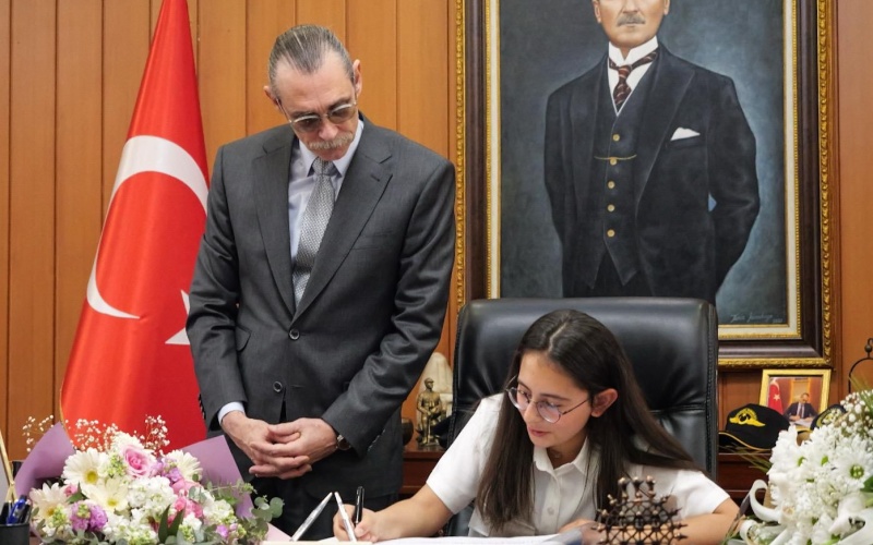 23 NİSAN’DA BAŞKANLIK KOLTUĞU ÇOCUKLARA EMANET