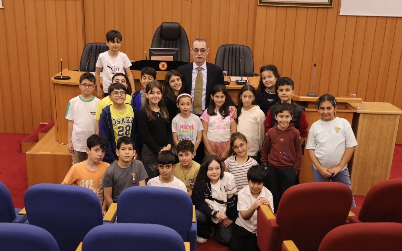BAŞKAN BEŞİKCİOĞLU, DİYARBAKIR’DAN GELEN 40 İLKÖĞRETİM ÖĞRENCİSİNİ MECLİS SALONUNDA AĞIRLADI
