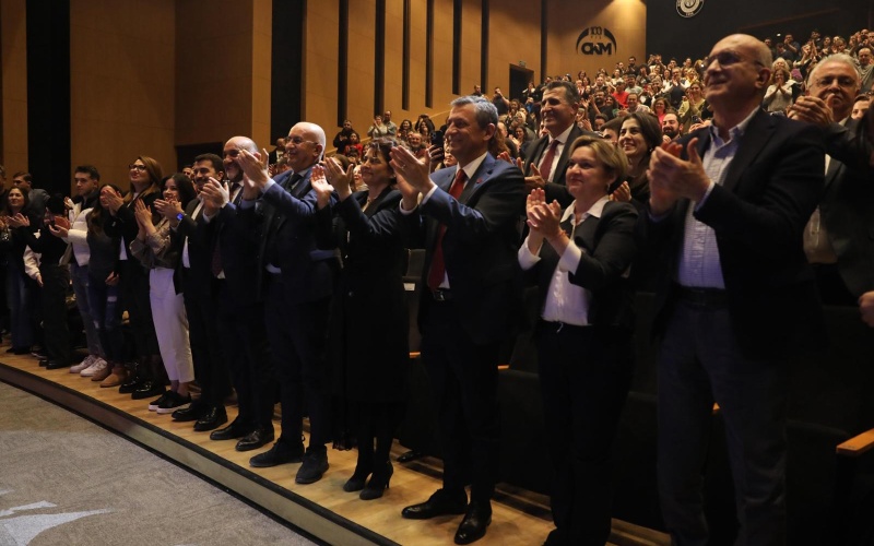 ERDAL BEŞİKCİOĞLU’NUN SAHNE PERFORMANSINDA BÜYÜK BULUŞMA