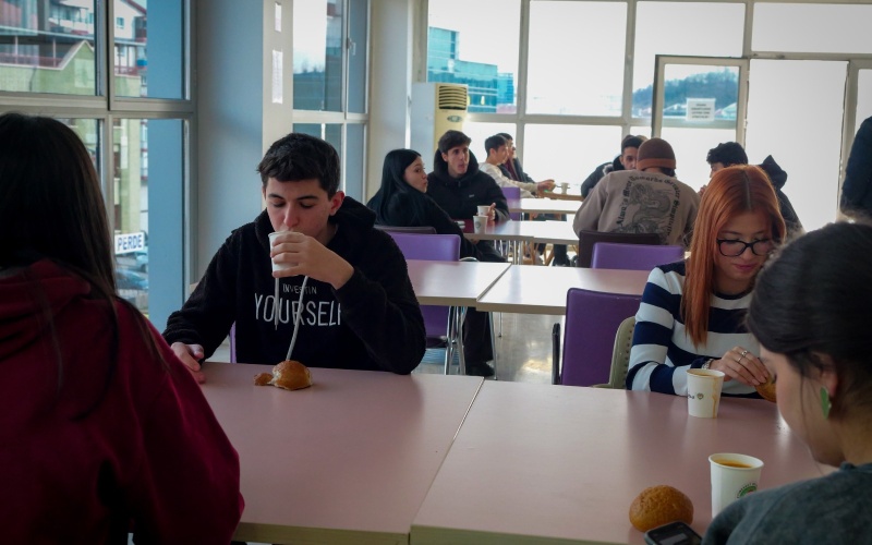 BAŞKAN BEŞİKCİOĞLU’NDAN ETİMGEMDEKİ ÖĞRENCİLERE ÇORBA İKRAMI