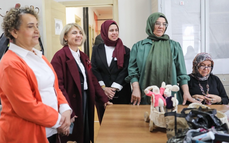 ETİMESGUT BELEDİYE BAŞKAN YARDIMCISI EBRU KEYVAN GELENEKSEL EL SANATLARI SÜREKLİ EĞİTİM VE UYGULAMA MERKEZ’İNİ GEZDİ