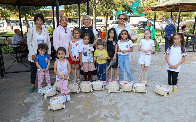 MAHALLEDE BİR GÜN: BAŞKAN YARDIMCISINDAN ÇOCUKLARA SÜRPRİZ ZİYARET